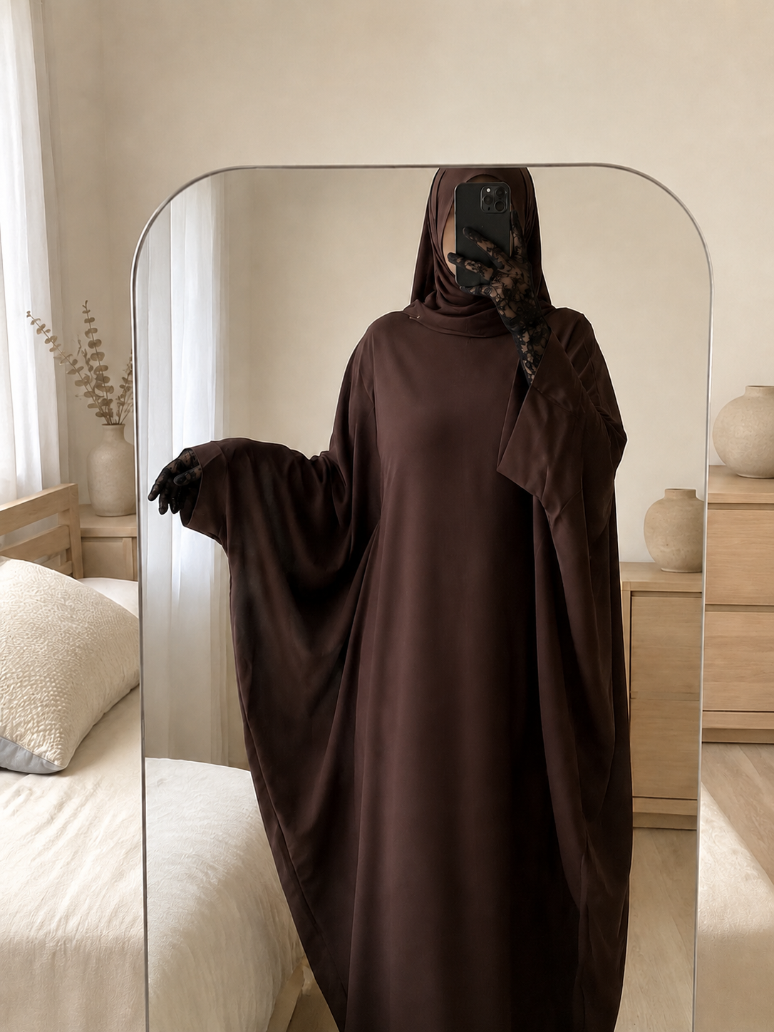 Abaya à manches papillon en soie de Médine chocolat – Amira