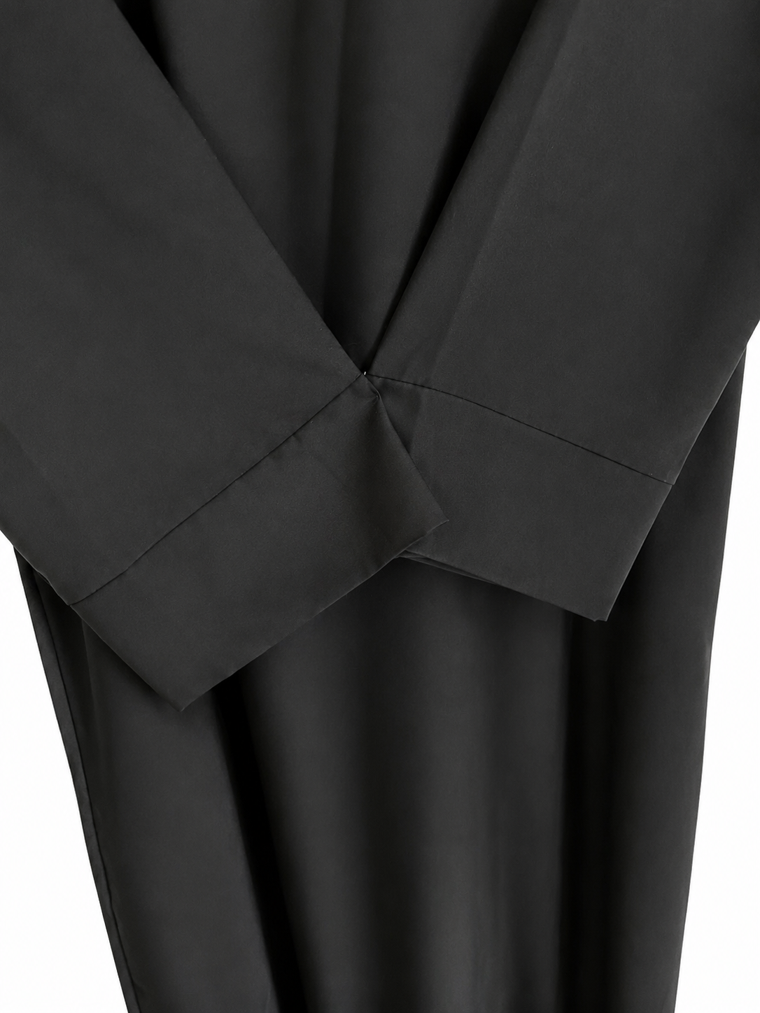 Abaya noire à manches carrées en soie de Médine – Lina